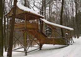 Stelzenhaus mit Lehrtafeln