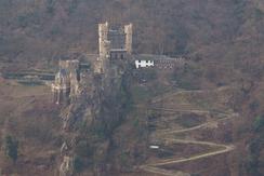 Die Burg Rheinfels von der Assmannsh?user Rotweinlaube