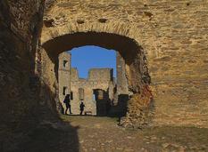 Blick durch die erste Schildmauer in den Innenhof