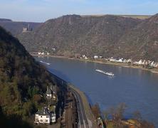 Blick von der Rheinfels auf den Rhein und die Burg Maus