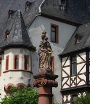 Marienfigur vor Schloss Schoenborn