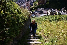 Aufstieg an alter Stadtmauer