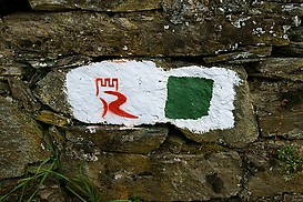 Zeichen Rheinburgenweg an Mauer
