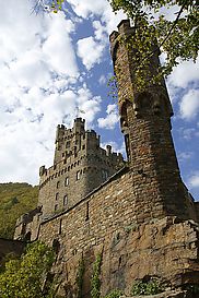 Turm mit Burg im Hintergrund