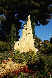 Denkmal vor der Cueva de Nerja