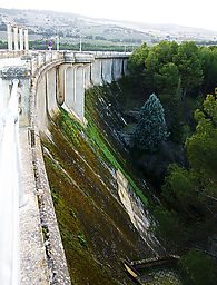 Staumauer des Embalse de los Bermejales