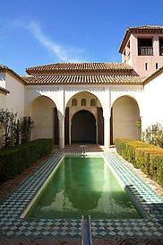 Hof mit Wasserbecken im Alcazaba