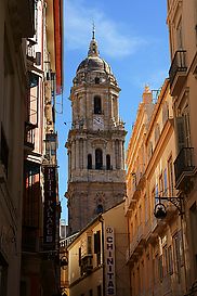 Turm der Kathedrale aus einer Seitenstra?e