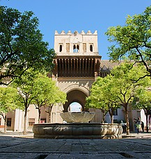 Brunnen im Orangenhof vor der Puerta del Perdon